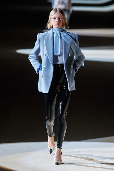 Look 15